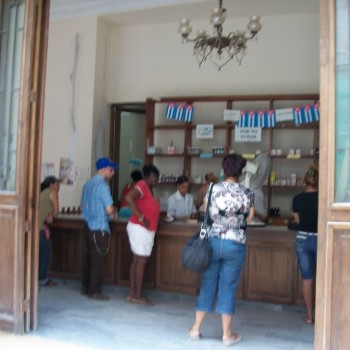 de "buurtsuper". Bijna leeg en nog op de bon ook voor alle Cubanen